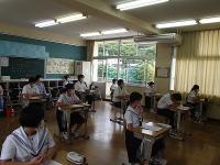 ３年学活　真剣な表情で聞き入っています