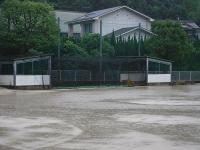 グラウンド一面に水たまり