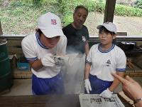 火種を慎重に　火よ大きくなぁれ